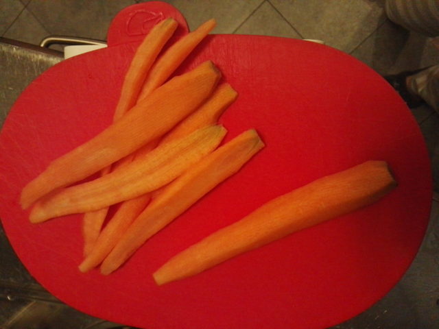 Mondare e lavare le carote per la genovese