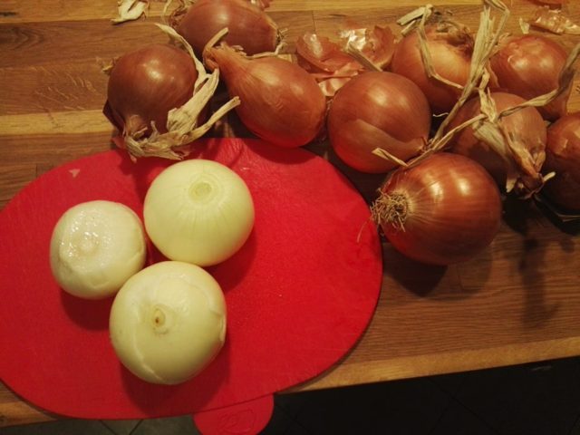 Cipolle sbucciate per la genovese