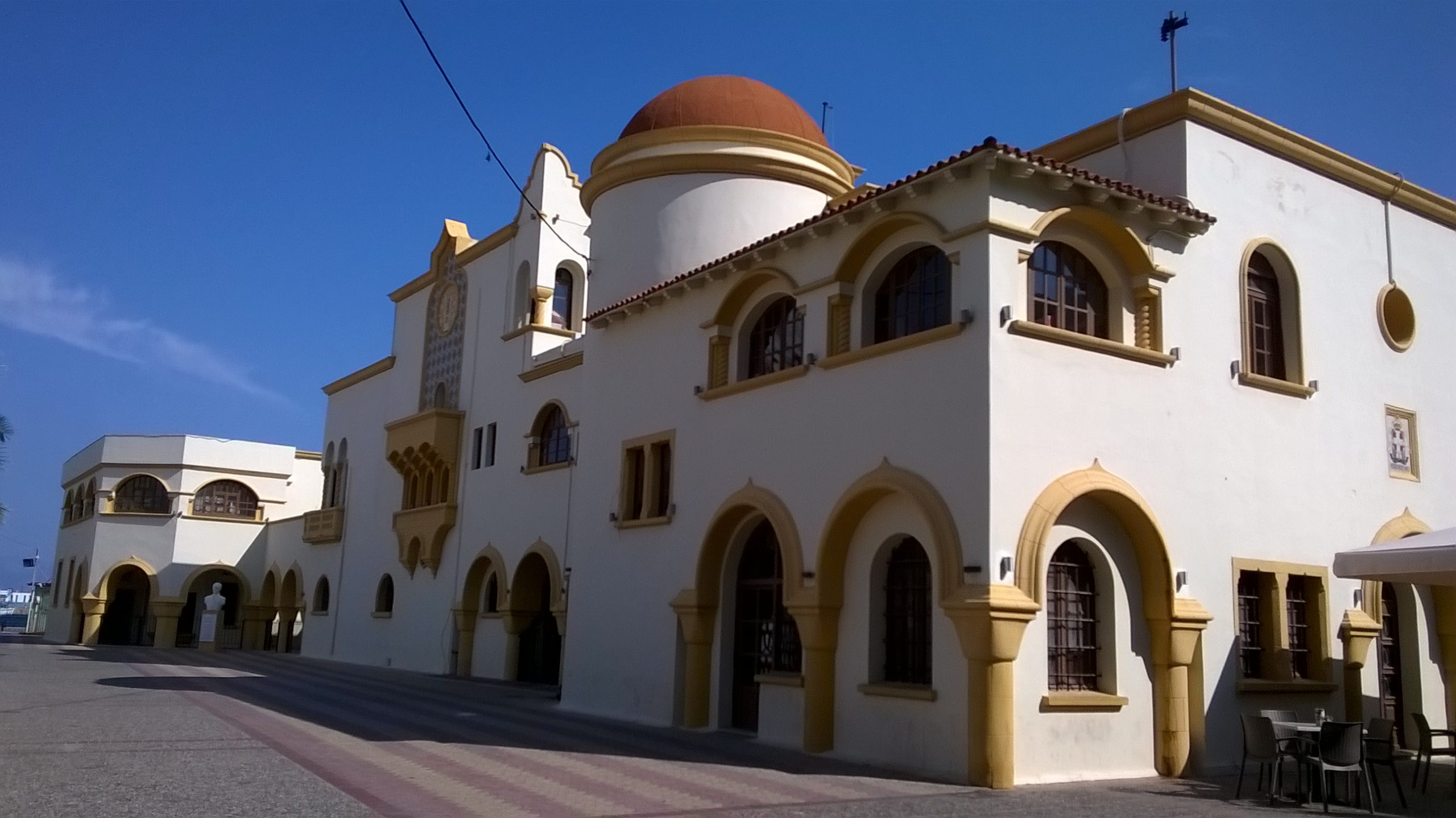 Kalymnos, l'arabeggiante piazzetta del comune 2